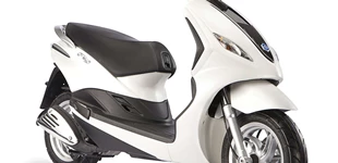 Peugeot Tweet 125 GT 2022 vs Piaggio New Fly 125 i.e. 3V 2013 Peugeot Tweet 125 GT 2022 vs Piaggio New Fly 125 i.e. 3V 2013