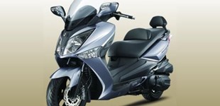 Malaguti Spidermax GT 500 2005 vs Sym GTS 300i 2013