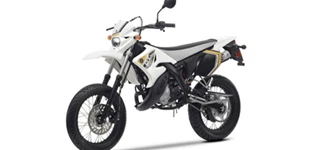 Derbi Senda DRD X-Treme 50 SM 2013 vs Yamaha DT 50 X Supermoto 2013 Derbi Senda DRD X-Treme 50 SM 2013 vs Yamaha DT 50 X Supermoto 2013