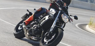 Yamaha MT-09 2013 vs BMW F 900 R 2020 Yamaha MT-09 2013 vs BMW F 900 R 2020