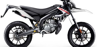 Derbi Senda DRD X-Treme 50 SM 2013 vs Gilera SMT 50 2T 2014