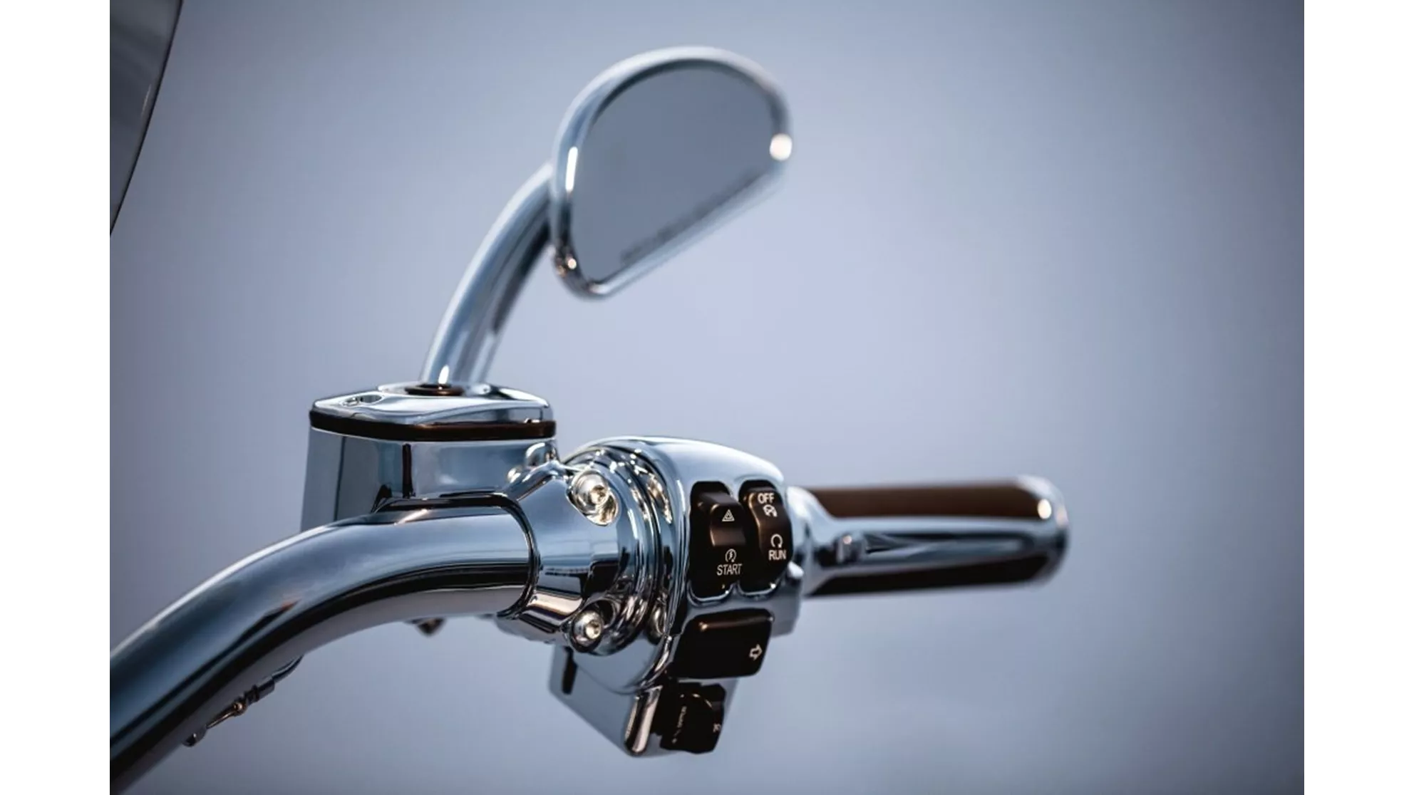 Harley-Davidson CVO Softail Deluxe FLSTNSE - Image 3 Harley-Davidson CVO Softail Deluxe FLSTNSE - Image 3