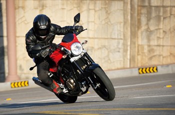 Hyosung GT 250i Naked 2014 - Bild 2