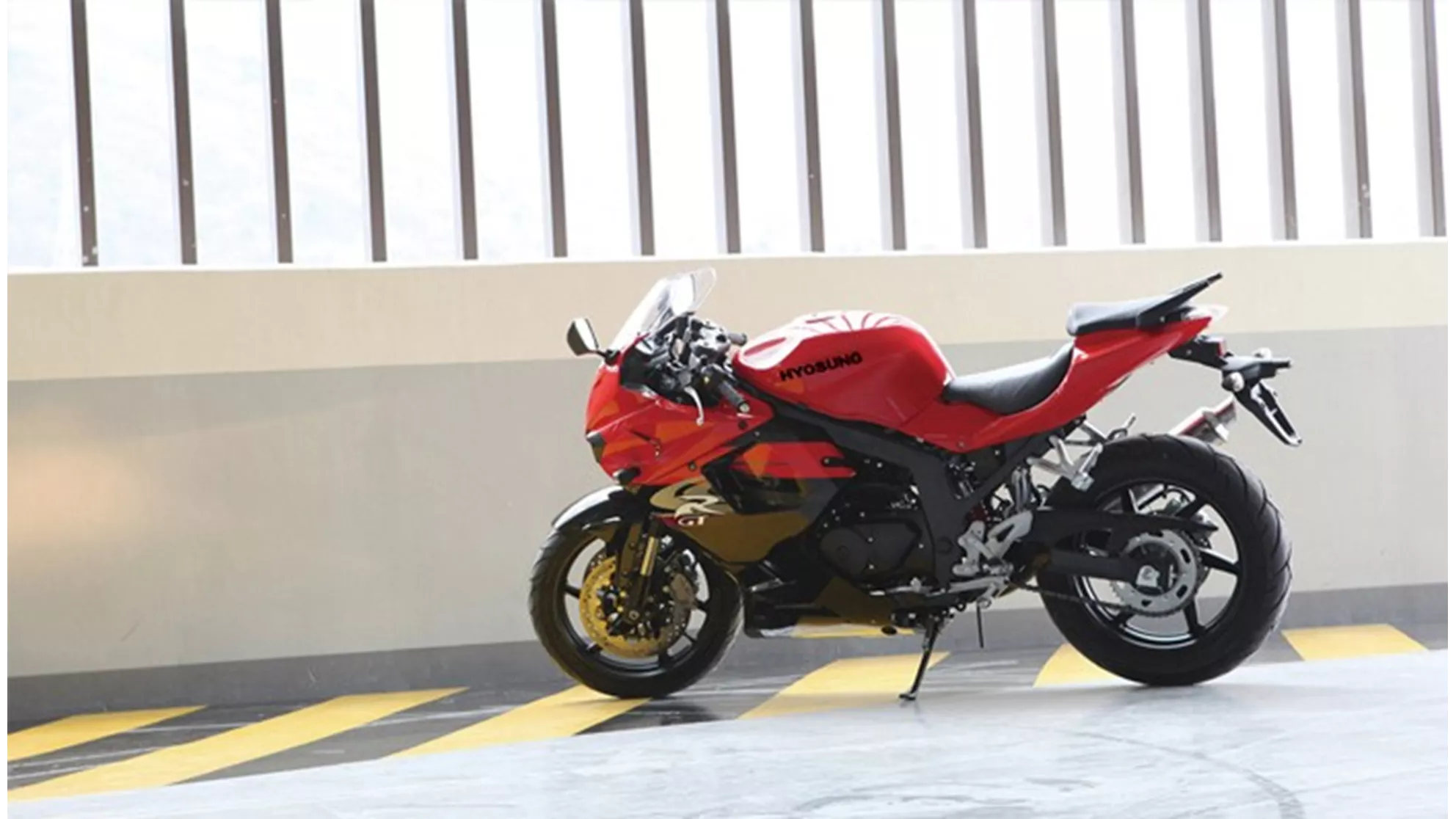 Hyosung GT 250 iR - Image 4 Hyosung GT 250 iR - Image 4