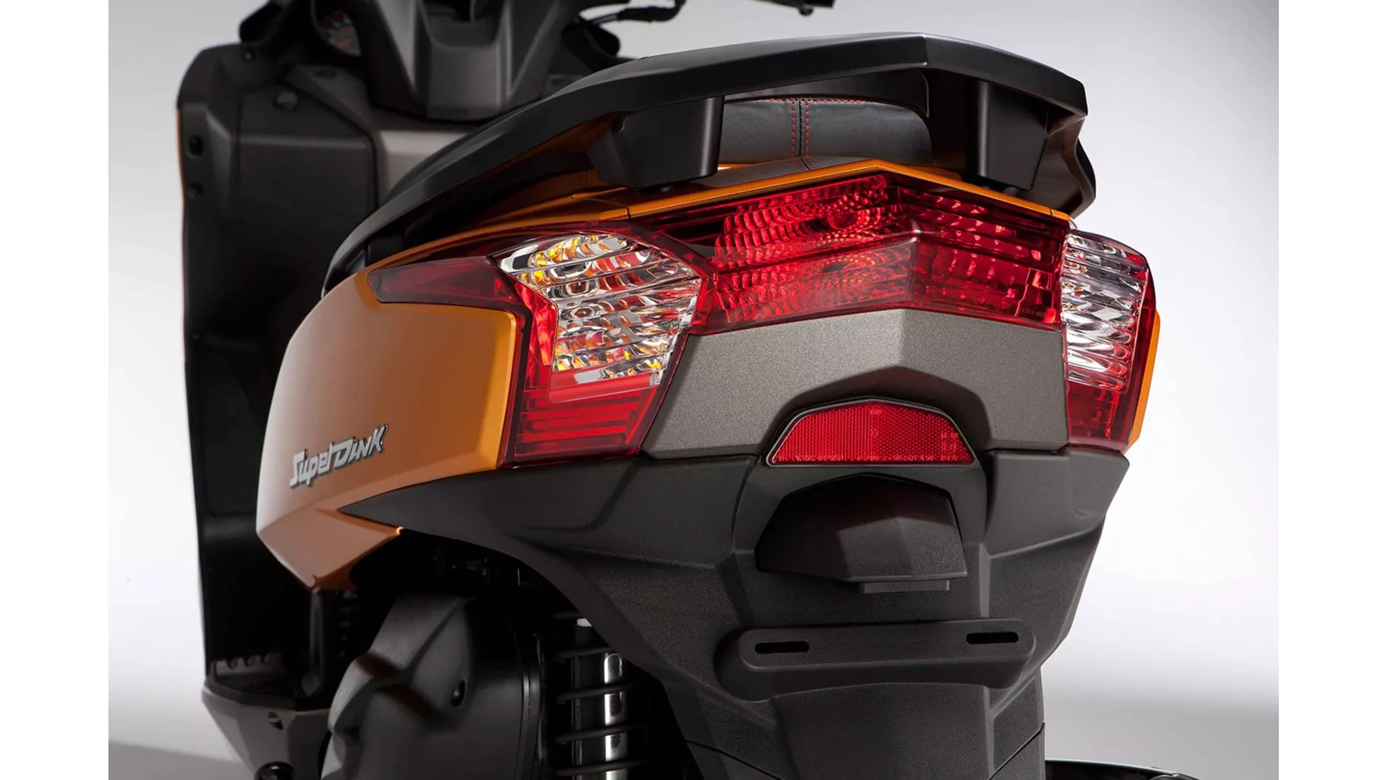 Kymco Superdink 300i - Image 2 Kymco Superdink 300i - Image 2