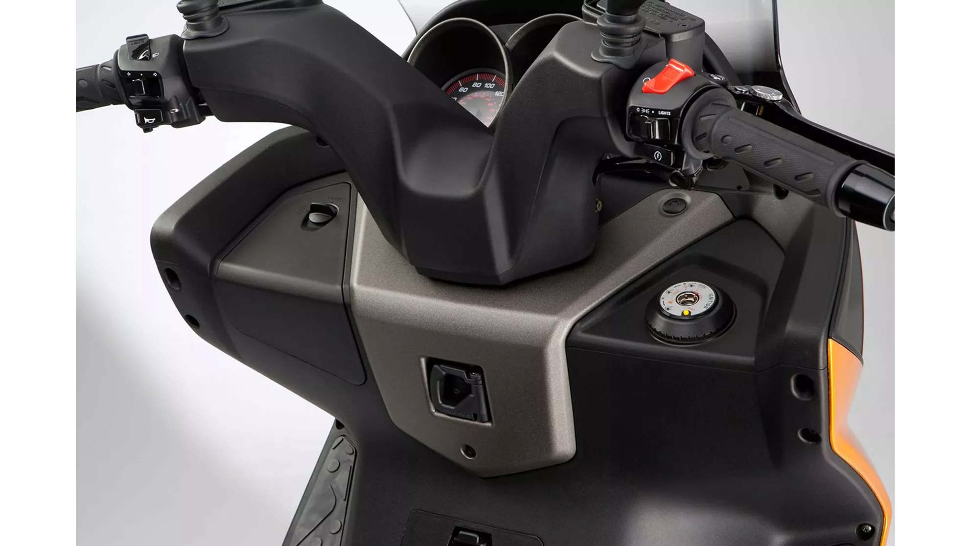 Kymco Superdink 300i - Image 4 Kymco Superdink 300i - Image 4