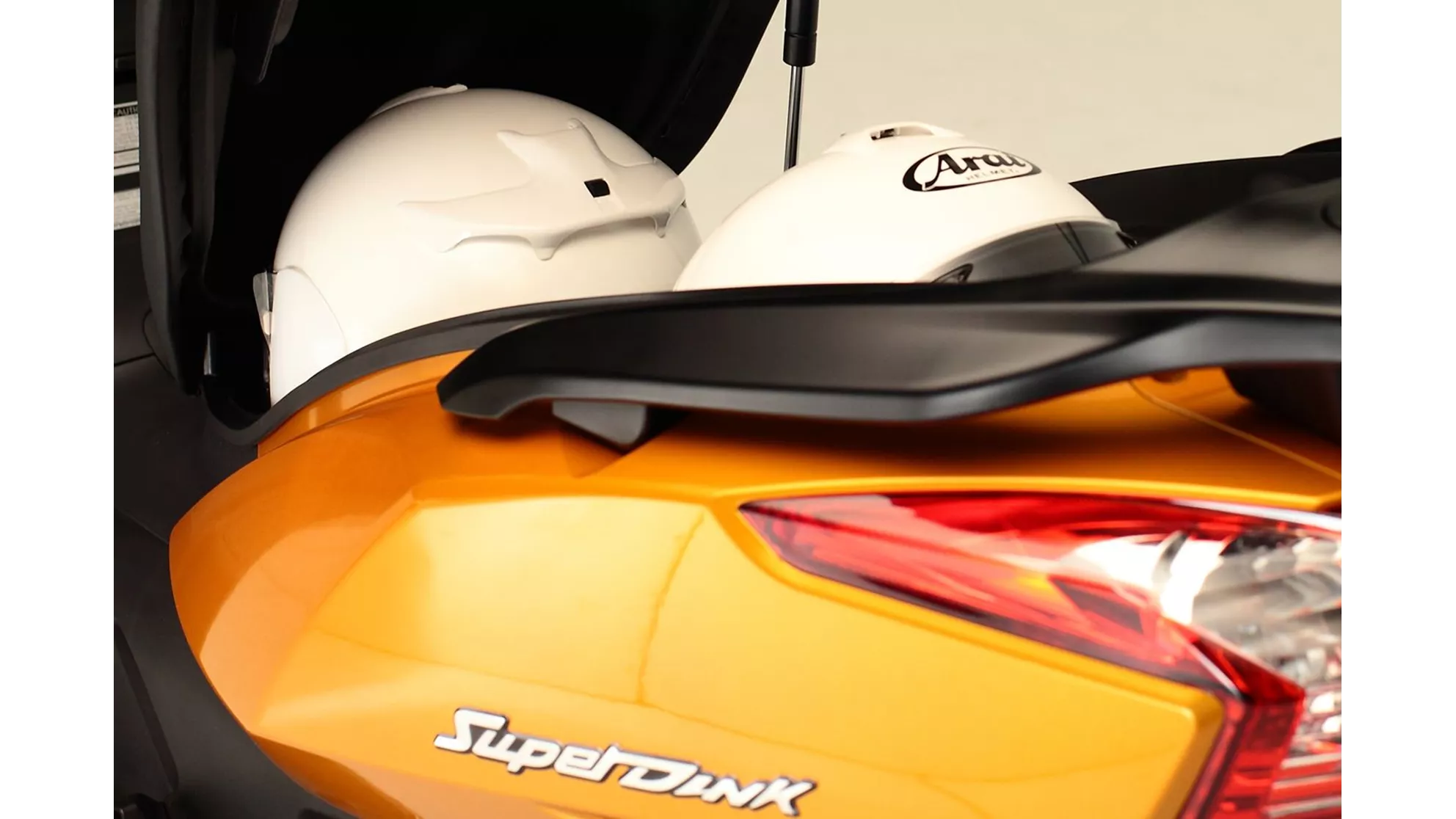 Kymco Superdink 300i - Image 7 Kymco Superdink 300i - Image 7