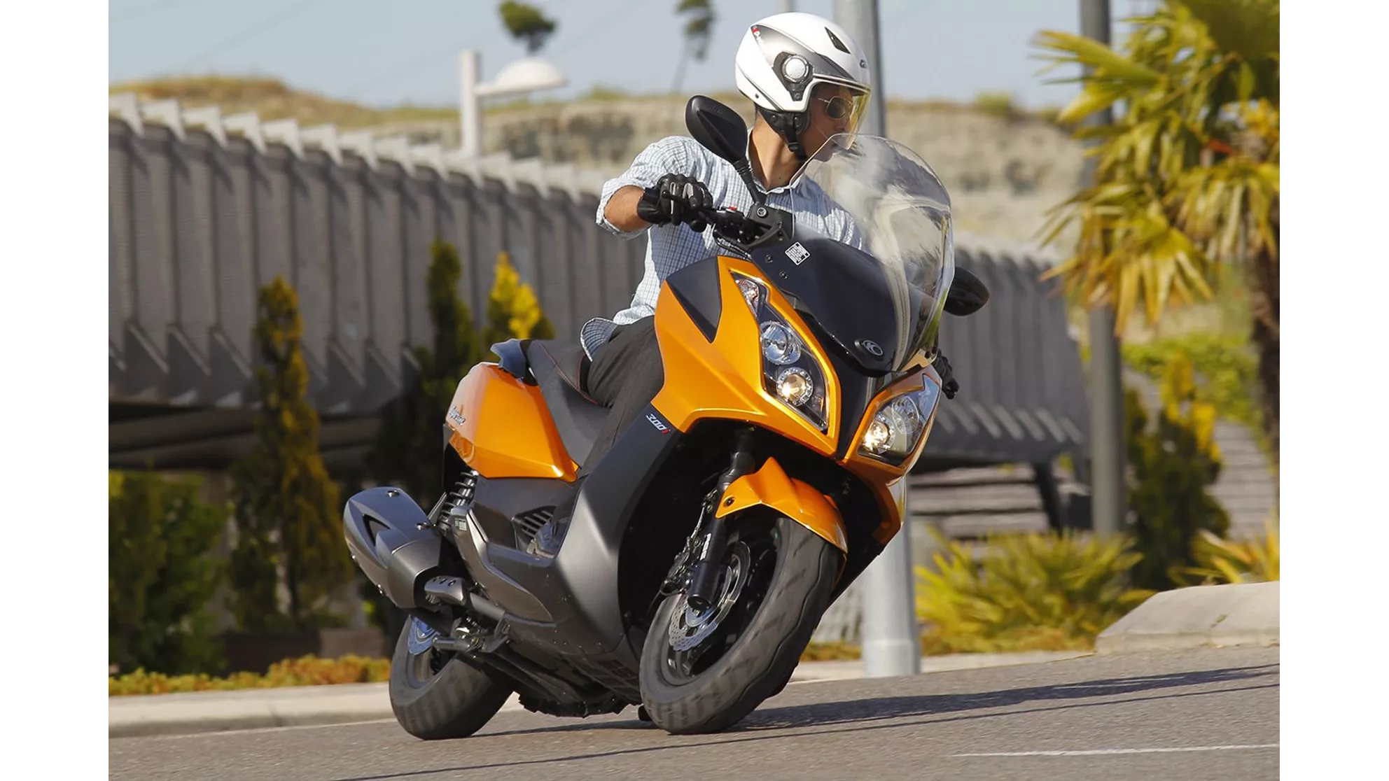 Kymco Superdink 300i - Image 9 Kymco Superdink 300i - Image 9