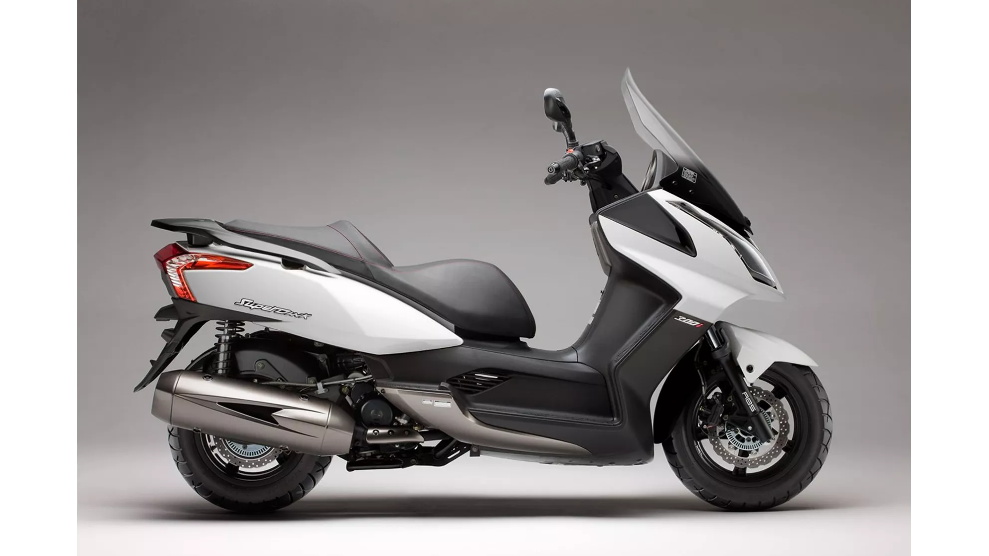 Kymco Superdink 300i - Image 11 Kymco Superdink 300i - Image 11