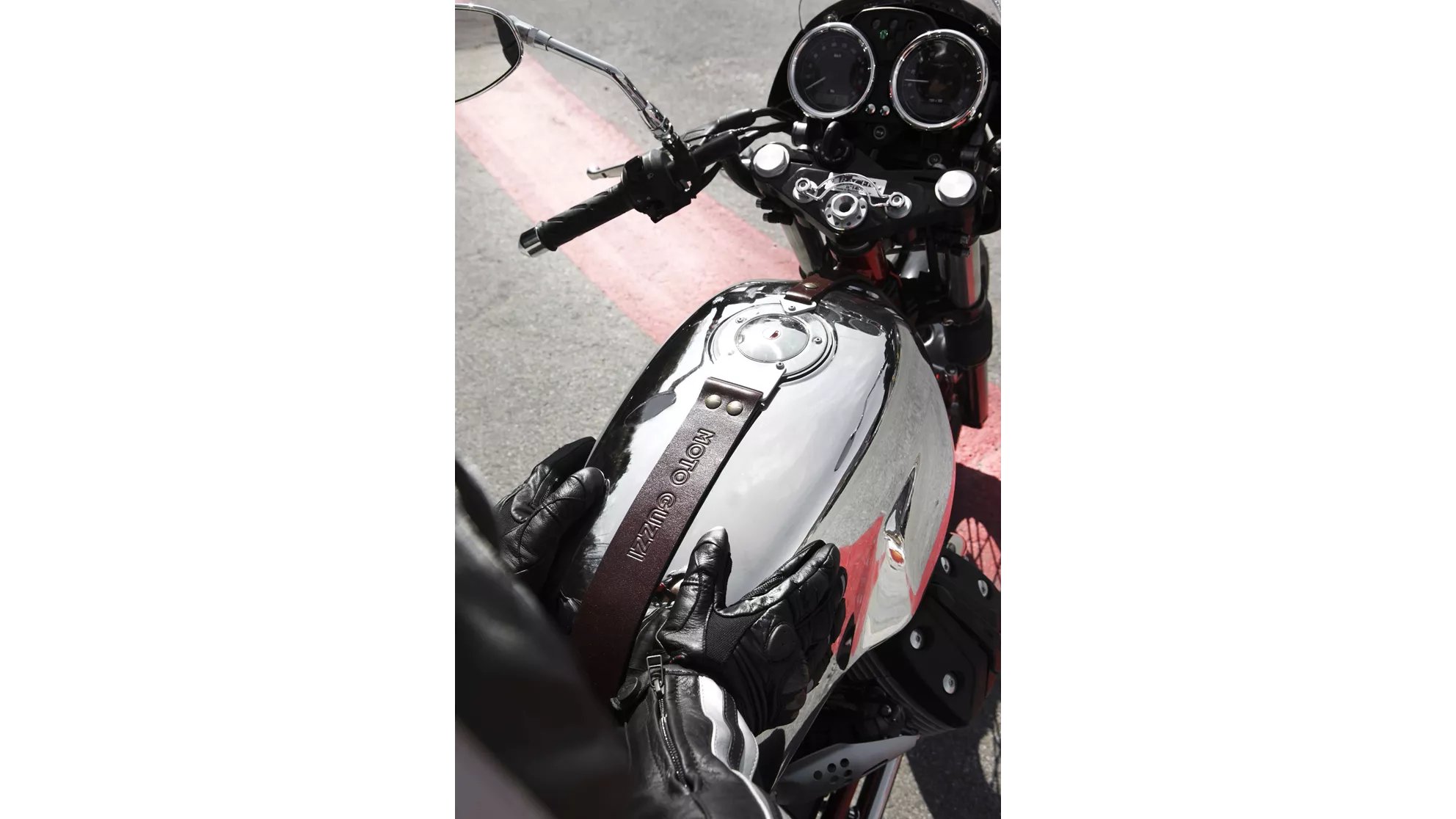 Moto Guzzi V7 Racer - Obrázek 5