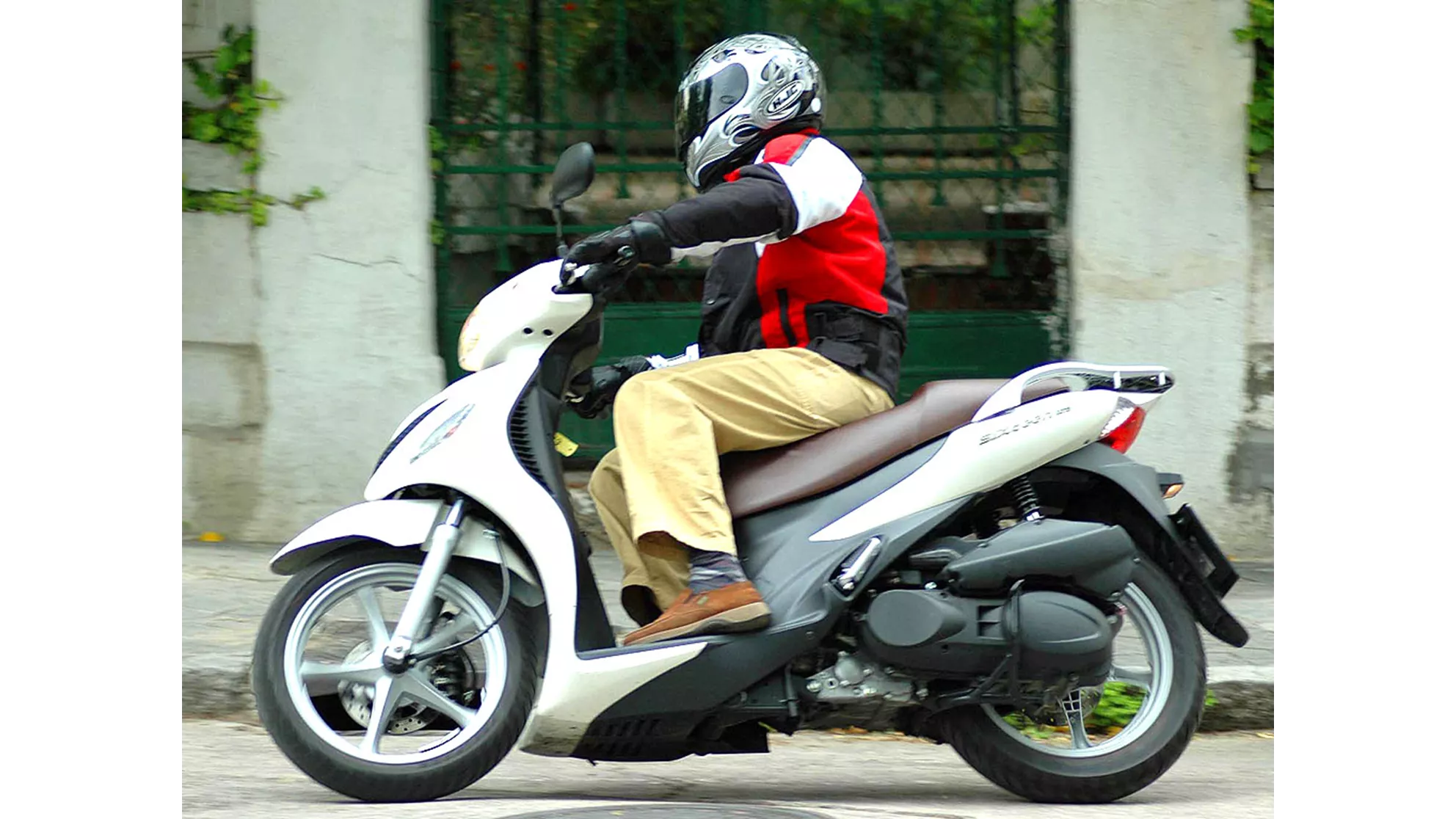 Suzuki UX 125 Sixteen - Image 2 Suzuki UX 125 Sixteen - Image 2