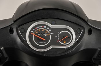 Peugeot Tweet 125 RS 2014 - Bild 9