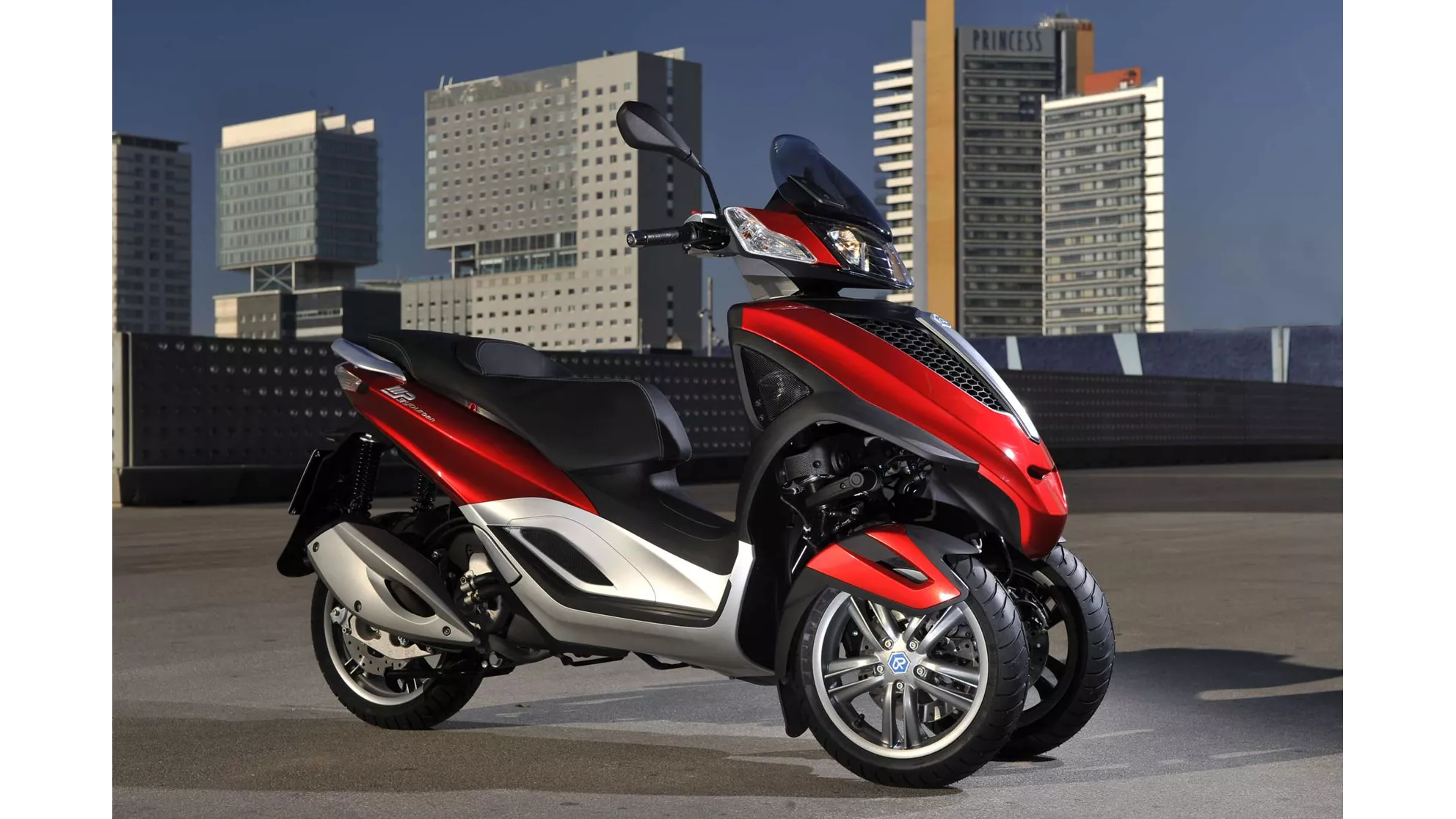 Piaggio MP3 300 i.e.Yourban LT - Image 3 Piaggio MP3 300 i.e.Yourban LT - Image 3