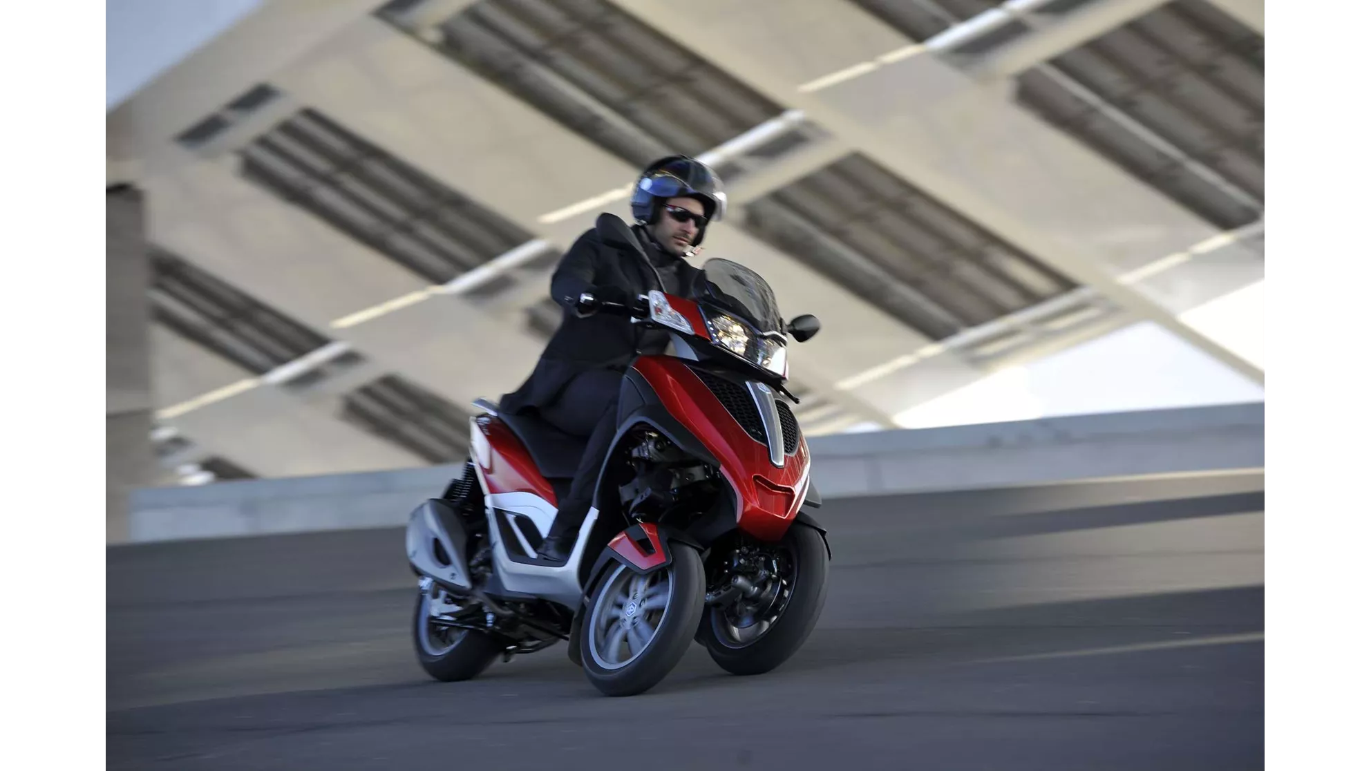 Piaggio MP3 300 i.e.Yourban LT - Image 4 Piaggio MP3 300 i.e.Yourban LT - Image 4