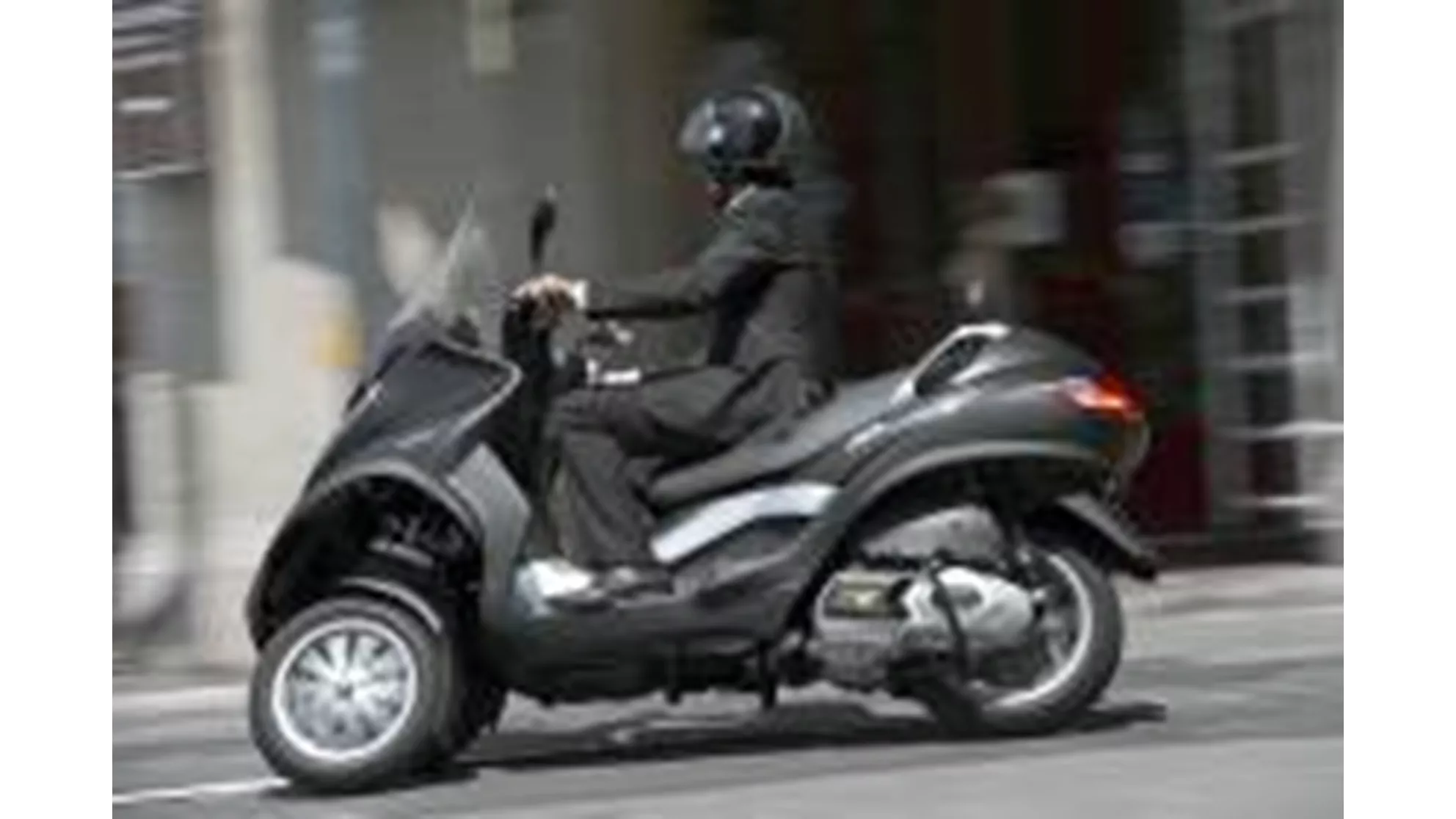 Piaggio MP3 Touring 300 LT - Image 1 Piaggio MP3 Touring 300 LT - Image 1
