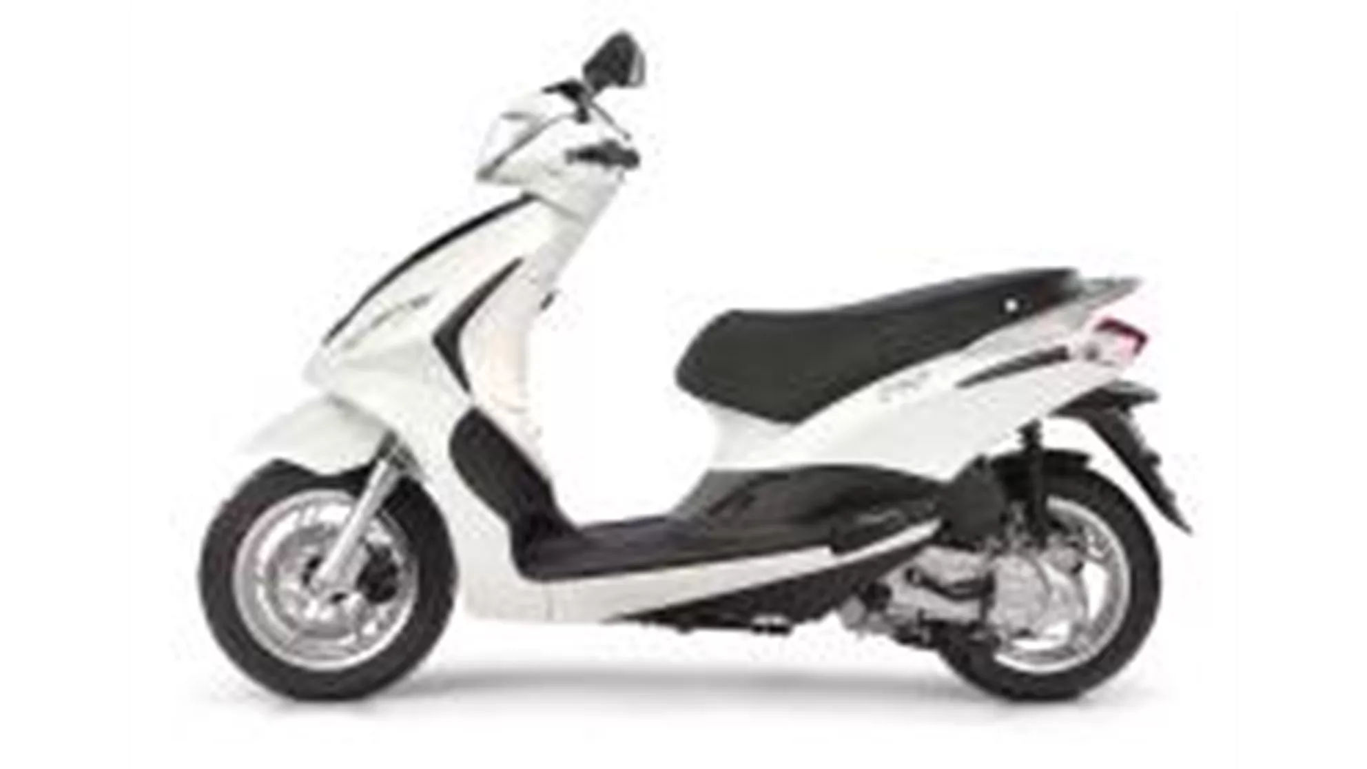 Piaggio New Fly 50 4T - Image 4 Piaggio New Fly 50 4T - Image 4