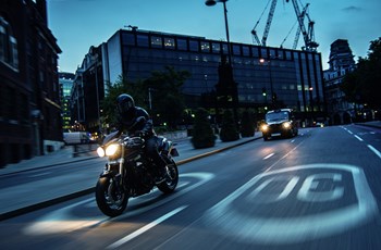 Triumph Speed Triple 1050 2014 - Bild 2 Triumph Speed Triple 1050 2014 - Bild 2