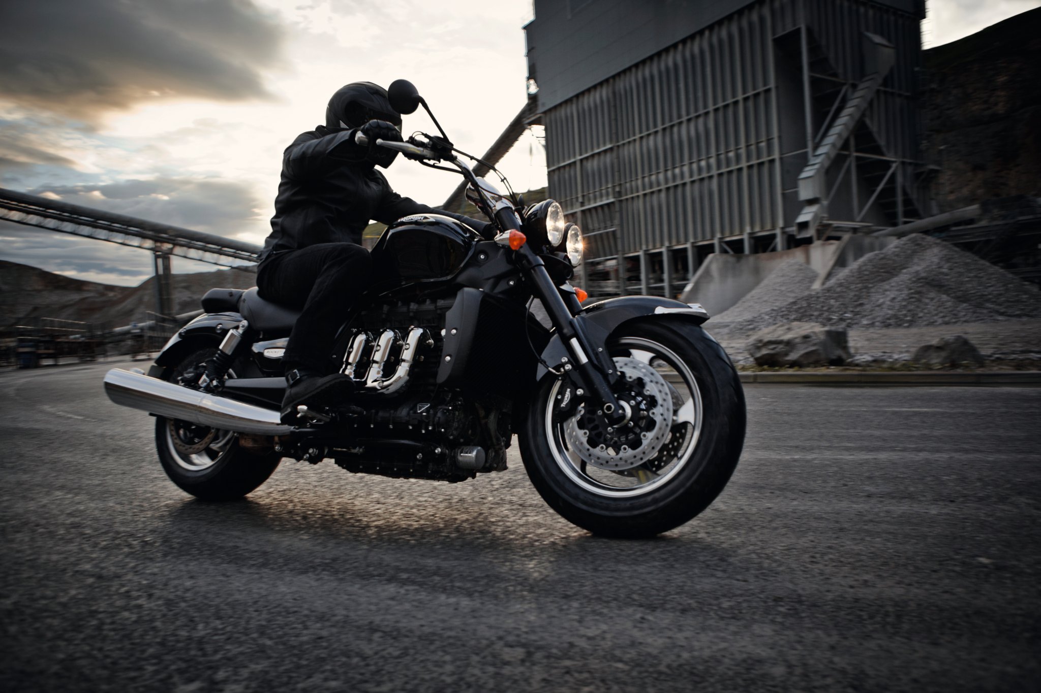 Triumph Rocket III Roadster 2014 vs Triumph Rocket 3 GT Triple Black 2021