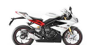 Triumph Daytona 675 R 2014 vs Honda CBR600RR 2014