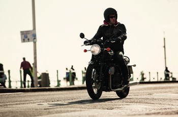 Triumph Bonneville T100 Black 2014 - Bild 2 Triumph Bonneville T100 Black 2014 - Bild 2