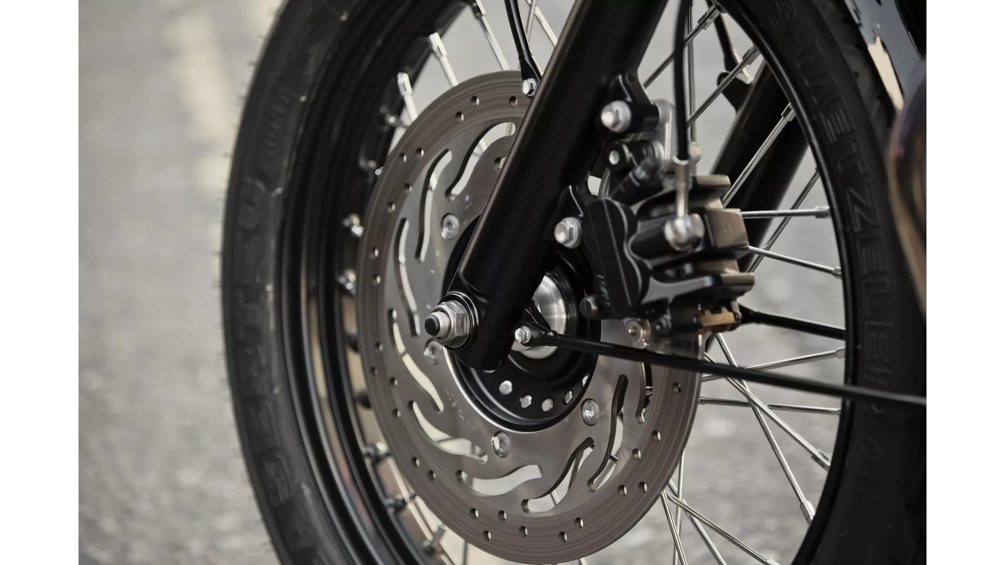 Triumph Bonneville T100 Black - Image 2 Triumph Bonneville T100 Black - Image 2