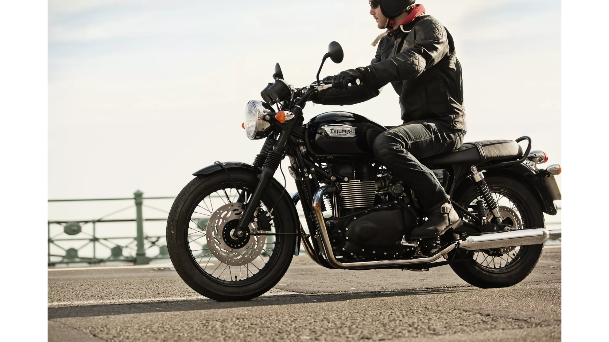 Triumph Bonneville T100 Black - Image 4 Triumph Bonneville T100 Black - Image 4