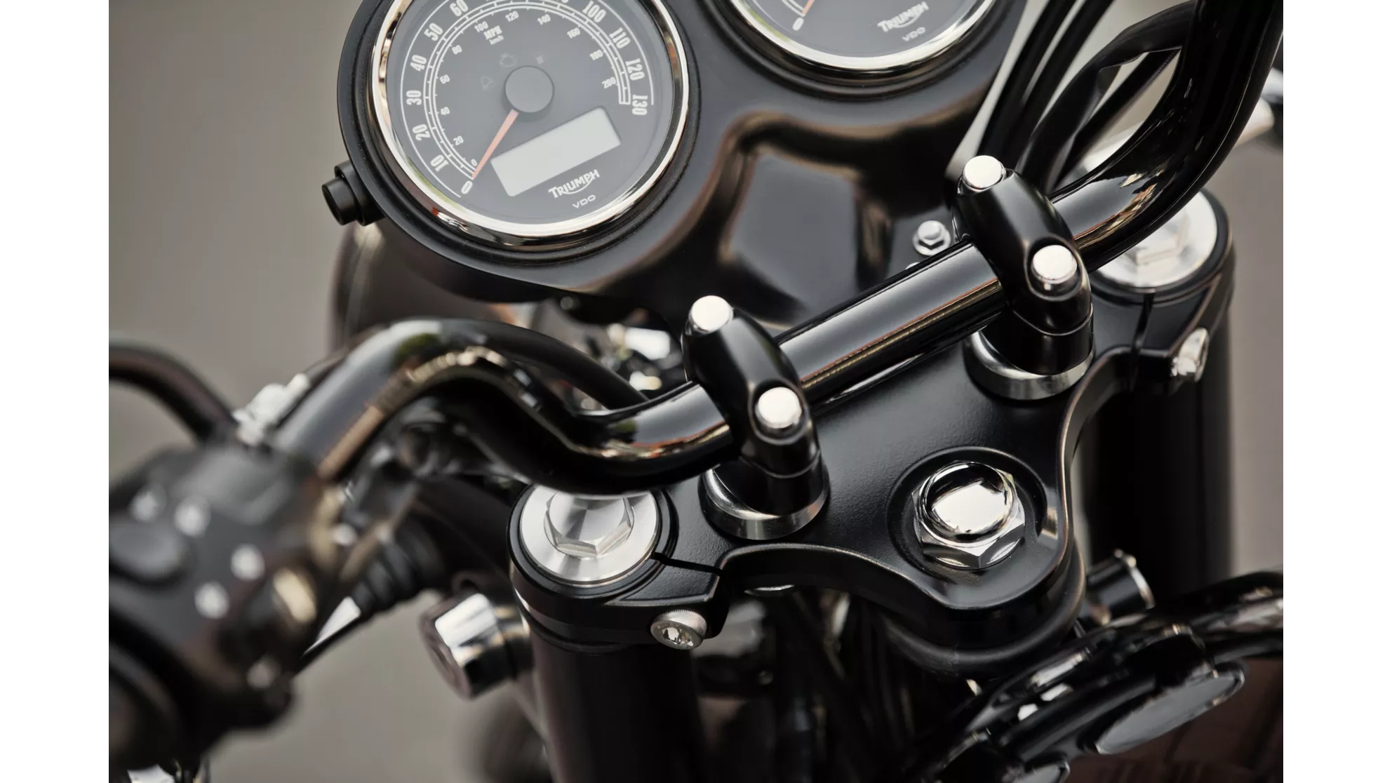 Triumph Bonneville T100 Black - Image 8 Triumph Bonneville T100 Black - Image 8