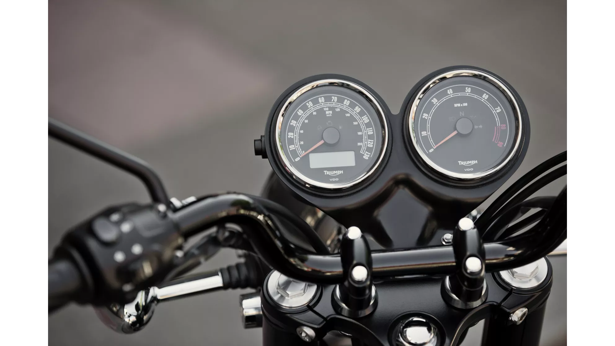 Triumph Bonneville T100 Black - Image 11 Triumph Bonneville T100 Black - Image 11