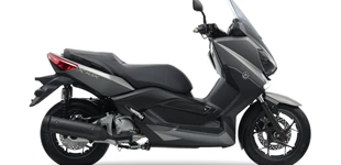 Yamaha X-Max 250 2014 vs Yamaha XSR700 2017 Yamaha X-Max 250 2014 vs Yamaha XSR700 2017