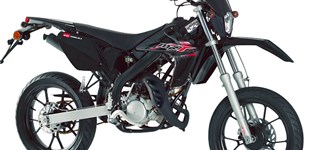 Rieju MRT Europa SM 50 2014 vs Derbi Senda DRD Racing 50 SM 2016