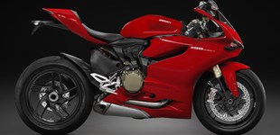 Ducati 1199 Panigale 2014 vs Suzuki GSX-R 1000 2017