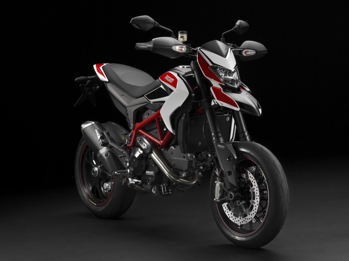 Ducati Hypermotard 821 2013 vs Ducati Hypermotard SP 821 2014