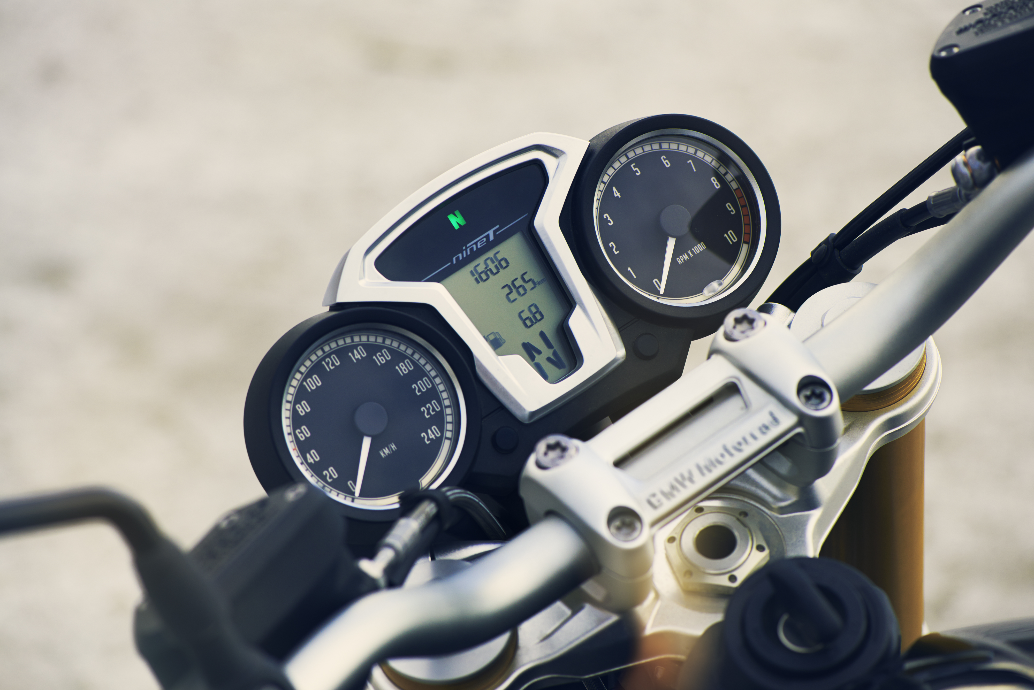 Motorrad Vergleich Yamaha XJR 1300 2005 vs. BMW R nineT 2014