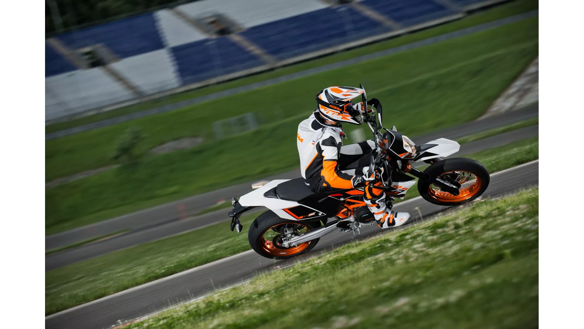 KTM 690 SMC R - Image 2 KTM 690 SMC R - Image 2