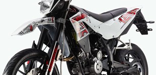 KSR Moto TR 125 SM 2015 vs KTM 125 Duke 2012