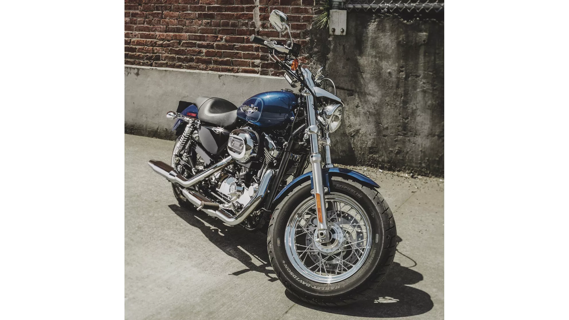 Harley-Davidson Sportster XL 1200C Custom - Image 2 Harley-Davidson Sportster XL 1200C Custom - Image 2