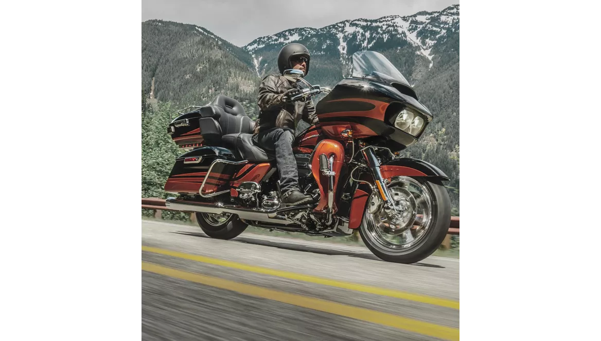 Harley-Davidson CVO Road Glide Ultra FLTRUSE 2015