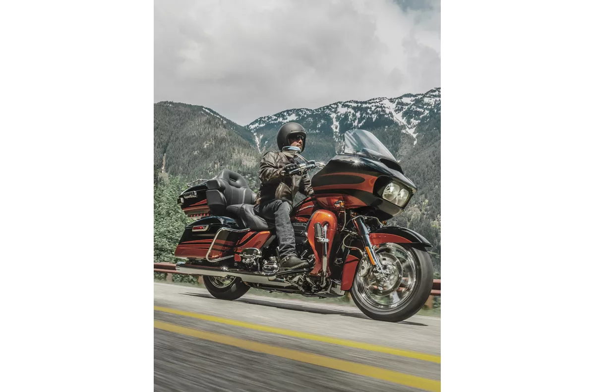 Harley-Davidson CVO Road Glide Ultra FLTRUSE Harley-Davidson CVO Road Glide Ultra FLTRUSE