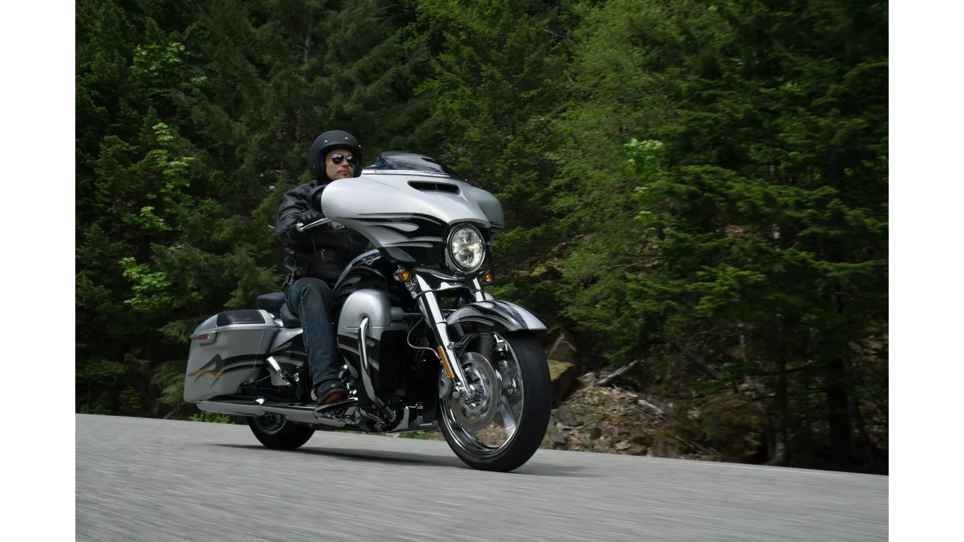 Harley-Davidson CVO Street Glide FLHXSE - Image 2 Harley-Davidson CVO Street Glide FLHXSE - Image 2