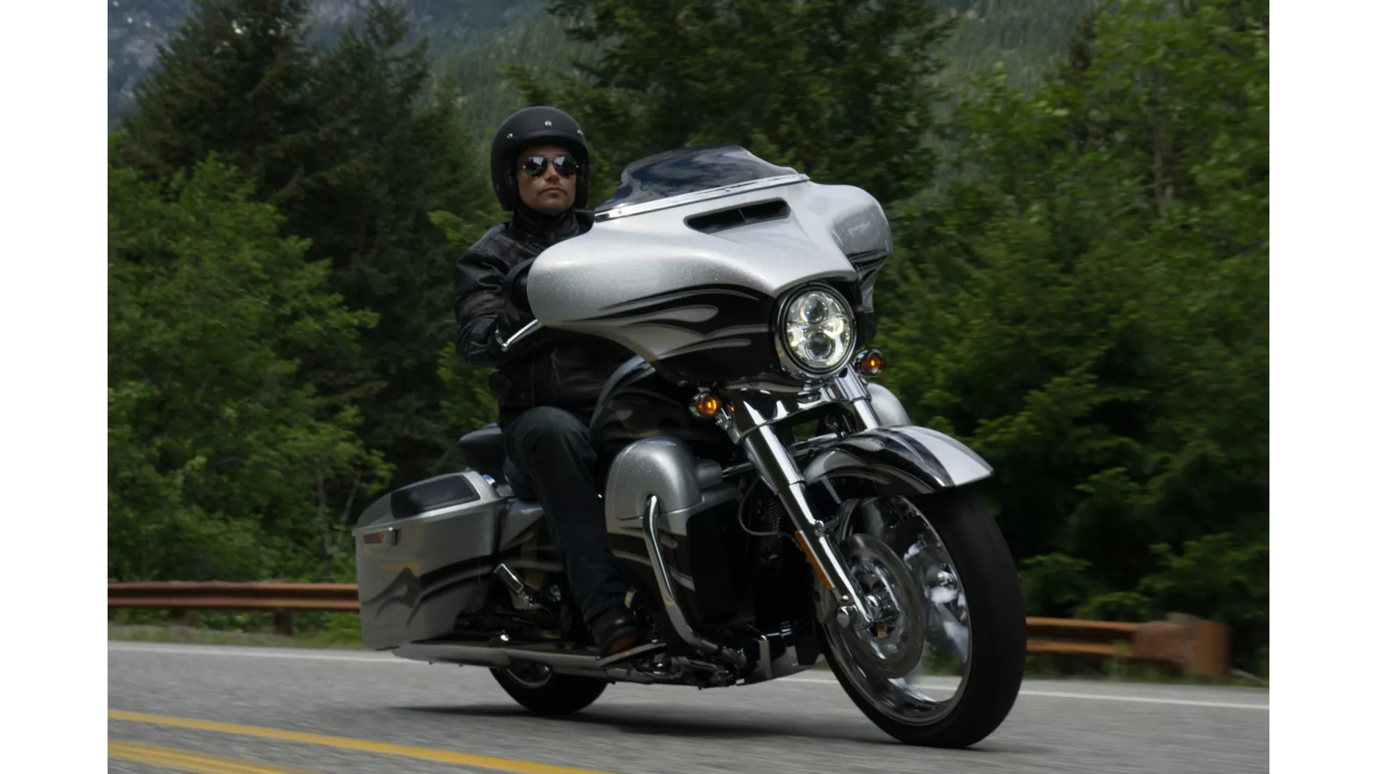 Harley-Davidson CVO Street Glide FLHXSE - Image 6 Harley-Davidson CVO Street Glide FLHXSE - Image 6