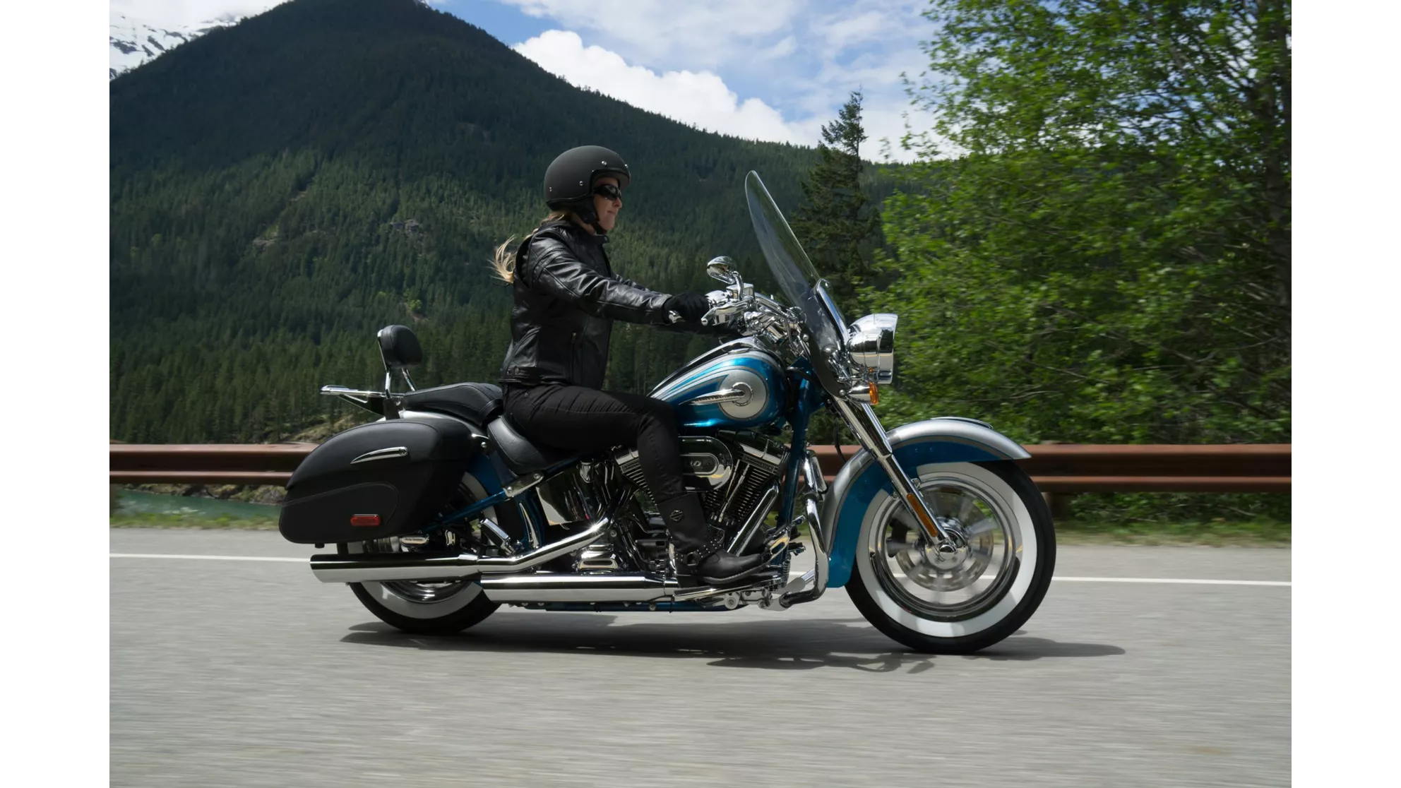 Harley-Davidson CVO Softail Deluxe FLSTNSE - Image 3 Harley-Davidson CVO Softail Deluxe FLSTNSE - Image 3