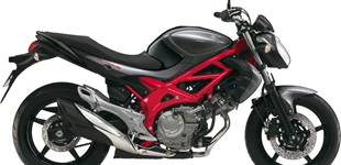 Suzuki SFV 650 Gladius 2015 vs Honda X-ADV 2021 Suzuki SFV 650 Gladius 2015 vs Honda X-ADV 2021