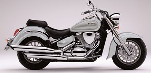 Triumph Bonneville Bobber 2020 vs Suzuki Intruder C800C 2015