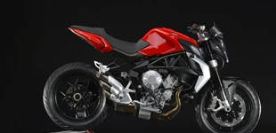 MV Agusta Brutale 675 2015 vs Aprilia Shiver 900 2019 MV Agusta Brutale 675 2015 vs Aprilia Shiver 900 2019