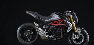 Triumph Speed Triple 1050 2013 vs MV Agusta Brutale 800 RR 2015