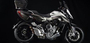 Kawasaki Versys 650 2021 vs MV Agusta Stradale 800 2015