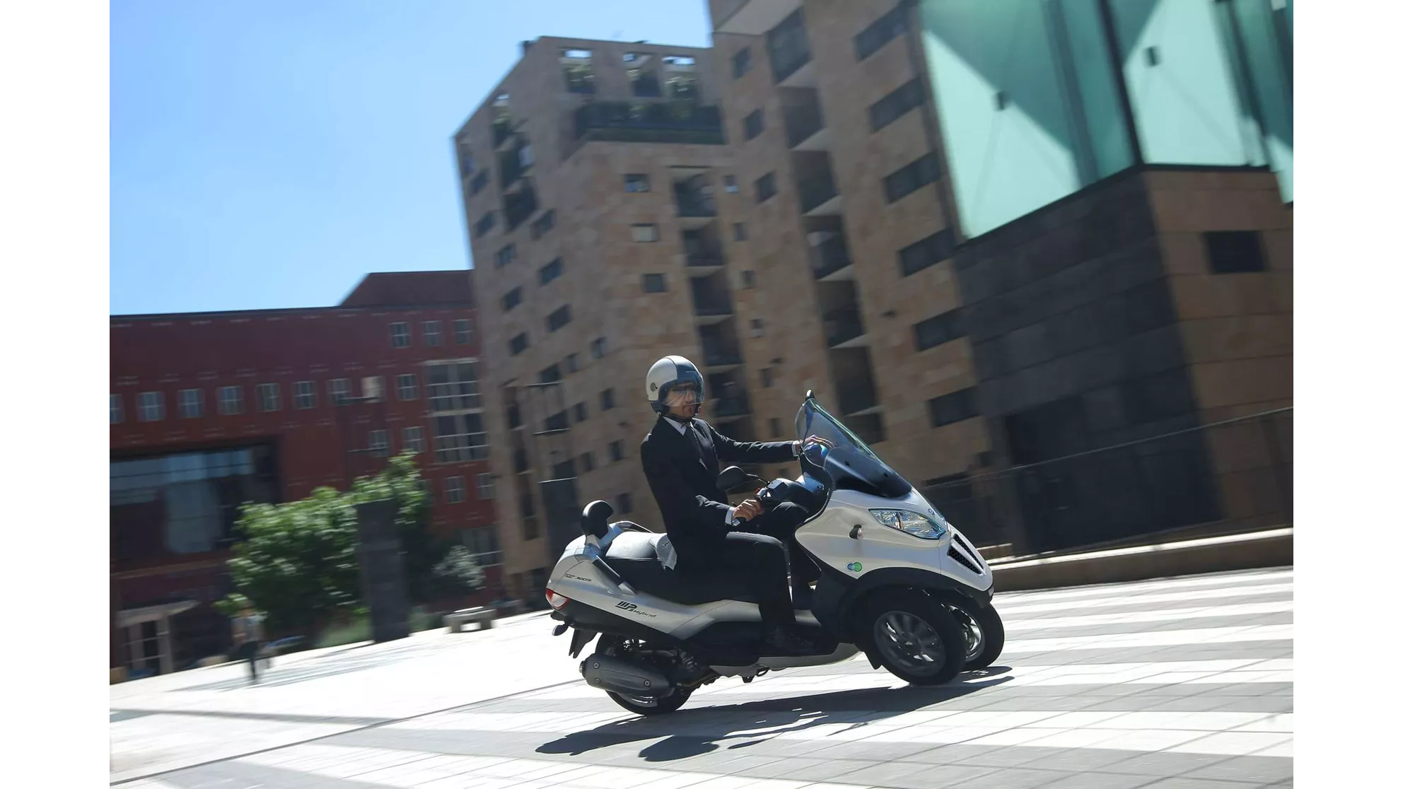 Piaggio MP3 Hybrid 300 LT - Image 4 Piaggio MP3 Hybrid 300 LT - Image 4