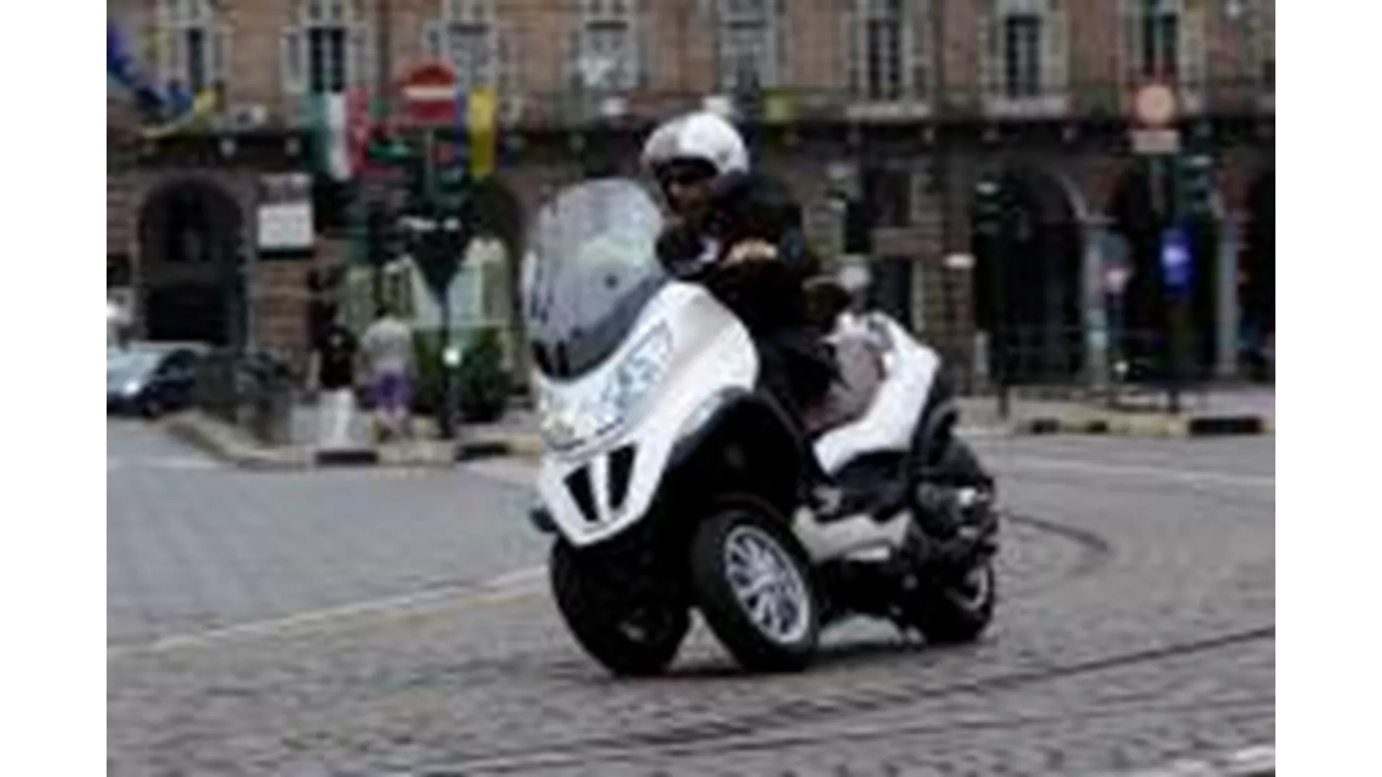 Piaggio MP3 500ie LT Business - Image 1 Piaggio MP3 500ie LT Business - Image 1