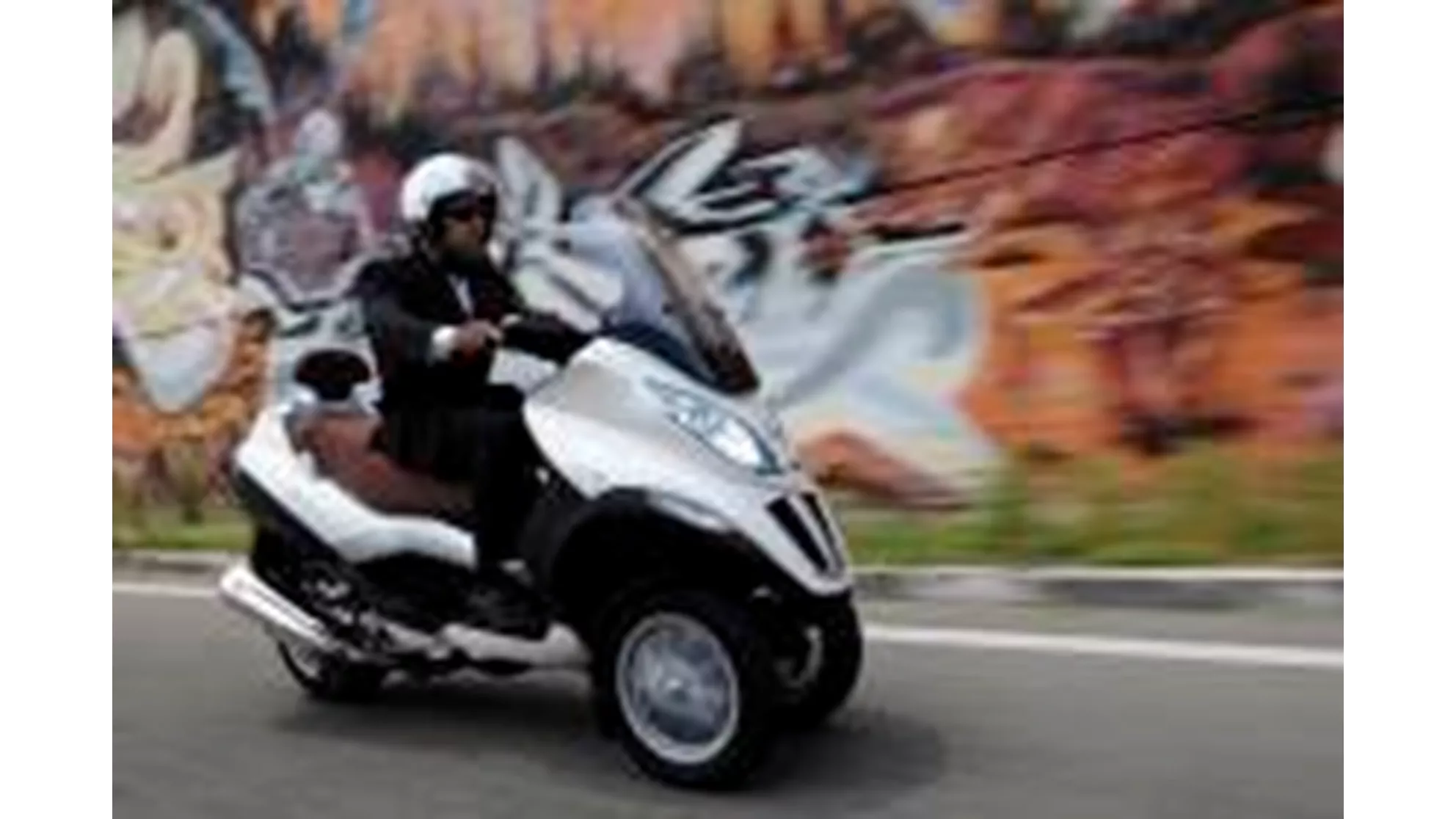 Piaggio MP3 500ie LT Business - Image 9 Piaggio MP3 500ie LT Business - Image 9