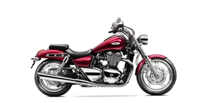 Triumph Bonneville Bobber 2017 vs Triumph Thunderbird 2015 Triumph Bonneville Bobber 2017 vs Triumph Thunderbird 2015
